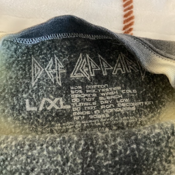 Large extra large urban outfitters Def Leppard sweater/pull over - Picture 3 of 3